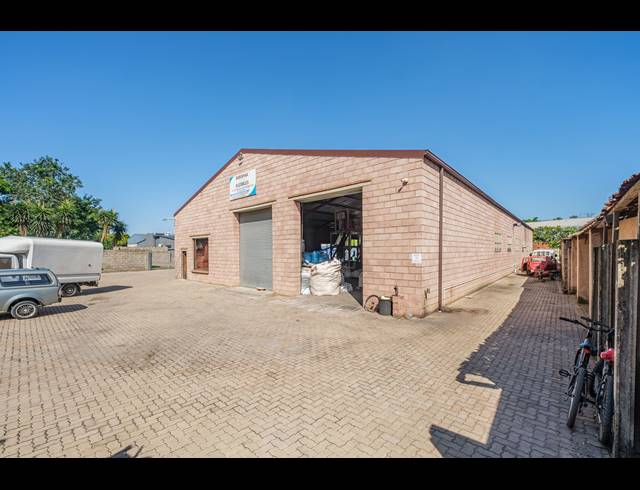 2,200M² BUSINESS CENTRE FOR SALE IN TONGAAT INDUSTRIAL